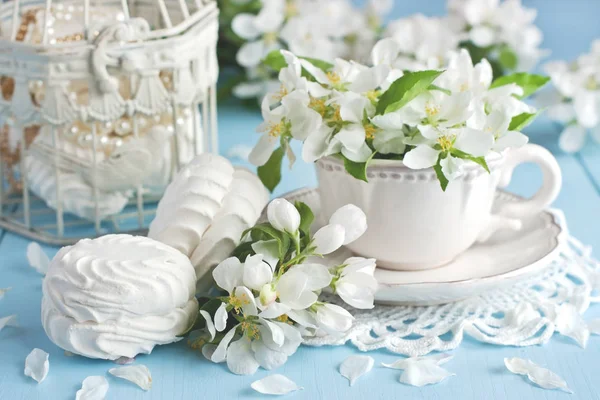 紅茶のカップ ゼファーとリンゴの花とロマンチックな組成 — ストック写真