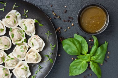 Oryantal tarzında hizmet veren ev yapımı et köfte