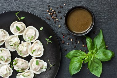 Oryantal tarzında hizmet veren ev yapımı et köfte