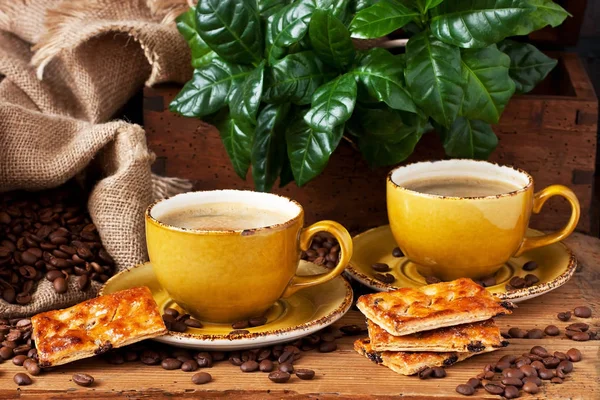 Stillleben Mit Kaffeetasse Keksen Und Frischen Blättern Auf Dunklem Hintergrund — Stockfoto