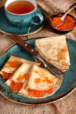Havyar ve çay Kupası ile lezzetli ev yapımı gözleme. Geleneksel krep krep hafta için 