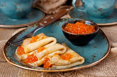 Havyar ve çay Kupası ile lezzetli ev yapımı gözleme. Geleneksel krep krep hafta için 