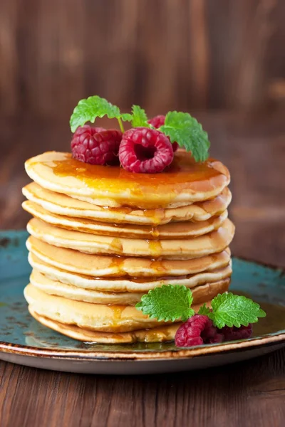 Leckere Hausgemachte Pfannkuchen Mit Saftigen Beeren Und Sauce — Stockfoto