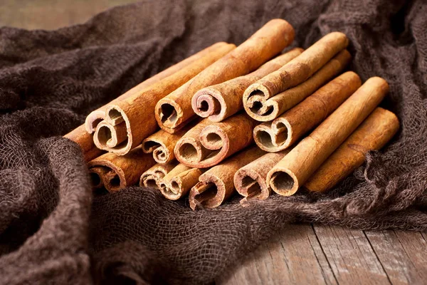 Cinnamon Sticks Wooden Table Food Ingredient — Stock Photo, Image