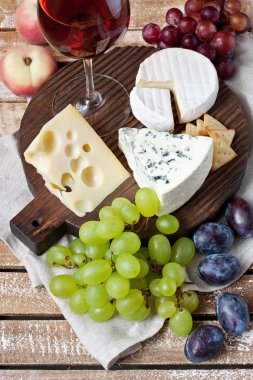 Peynir, üzüm ve şarap cam