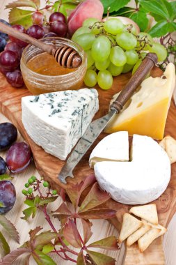 Peynir, üzüm ve bal ile natürmort