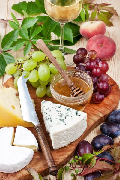 Сыр Виноград Бокал Вина — стоковое фото