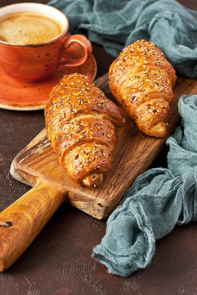 Frisch Gebackenes Croissant Mit Einer Tasse Kaffee Espresso Vor Dunklem — Stockfoto