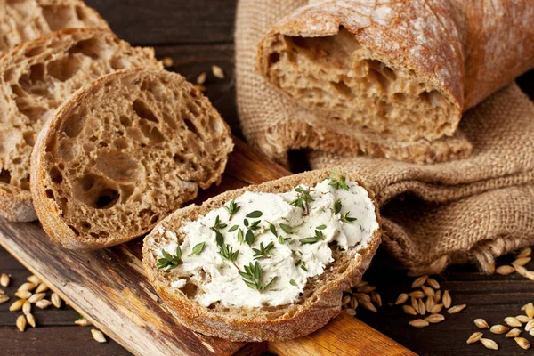Čerstvě Upečené Tradiční Ciabatta Chléb Sýr Smetana Dřevěné Desce — Stock fotografie