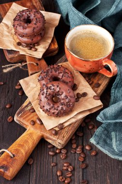 Mini donuts kahve ahşap arka plan üzerinde ile sırlı