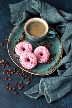 Çörekler ve kahve taş masada. Kopyalama alanı olan üst görünüm