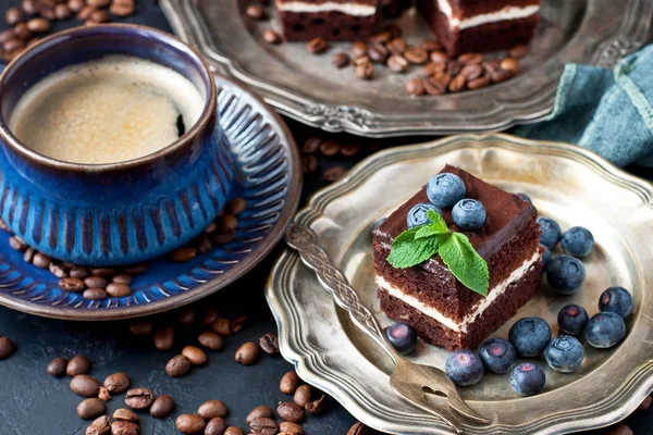 Крупный план чашки кофе и шоколадных тортов — стоковое фото