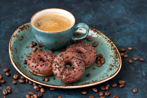 Mini Beignets Glacés Avec Café Sur Fond Sombre Concept Alimentaire — Photo