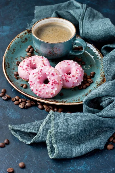 Mini Ciambelle Smaltate Con Caffè Sfondo Scuro Concetto Pasticceria — Foto Stock