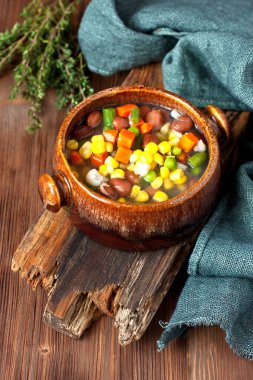 Sebzeli çorba, makarna ve sebzeler ile İtalyan vejetaryen çorbası