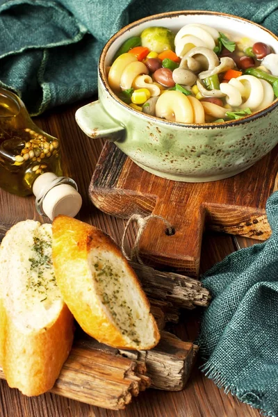 Keramische Kom Soep Minestrone Met Seizoensgebonden Groenten Houten Tafel Schotel — Stockfoto