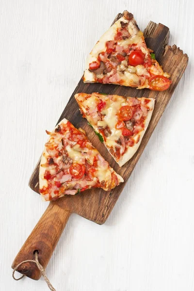 Composição Com Fatias Pizza Deliciosa Fundo Claro Vista Superior Flat — Fotografia de Stock