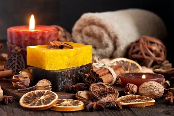 Spa compositie met natuurlijke zeep en badhanddoeken — Stockfoto