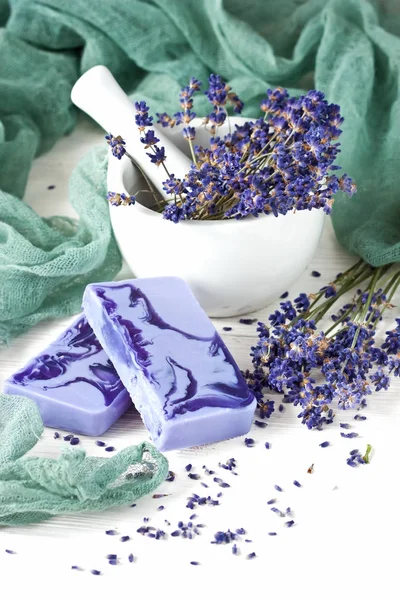 Jabón casero con flores de lavanda sobre tabla de madera —  Fotos de Stock