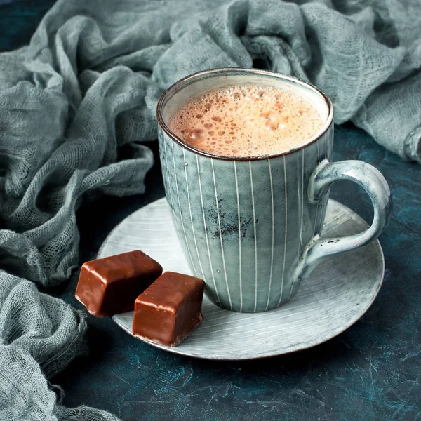 Ζεστό ρόφημα σοκολάτας με καραμέλα σοκολάτα — Φωτογραφία Αρχείου