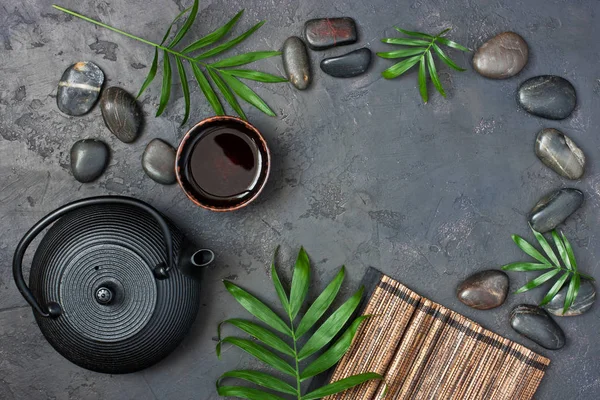 Složení čaje s keramické čajové šálky a konvice černá — Stock fotografie