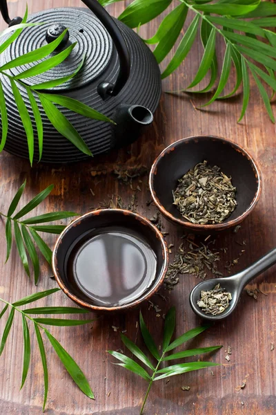 Geleneksel Doğu çaydanlık ve teacups ahşap masa — Stok fotoğraf