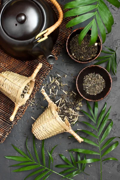 Thee samenstelling met keramische thee bekers en zwarte theepot — Stockfoto