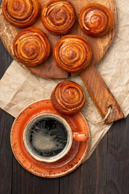Kahve ve çörek ahşap yüzeyde Odaya Servis Kahvaltı. Üstten Görünüm