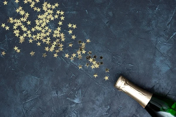 香槟酒瓶与圣诞装饰从五彩纸屑明星 — 图库照片