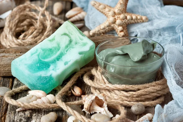 Concepto de spa de mar con arcilla corporal natural y jabón — Foto de Stock