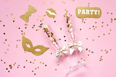 İki şampanya tungur gözlük ile splash konfeti rengin üzerine  