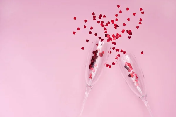 Kutlama arka plan - iki kristal şampanya glas Üstten Görünüm — Stok fotoğraf