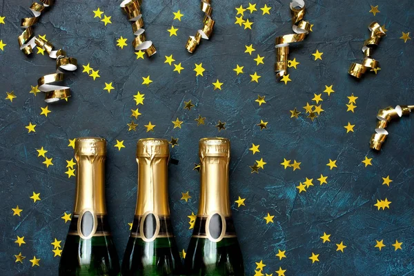 Bouteilles de champagne avec confettis de fête colorés — Photo