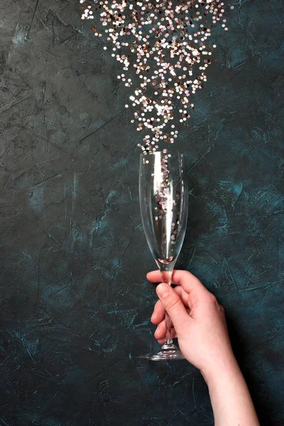 Composition festive avec champagne et paillettes de couleur en femelle — Photo