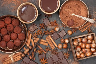 Sıcak çikolata kupa çikolata ve truffles şeker, üstten görünüm