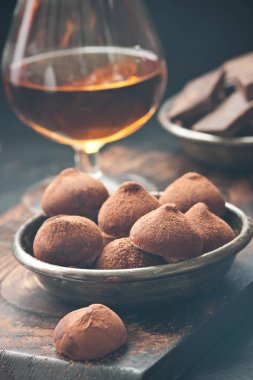 Üzerine kakao tozu yakın çekim ile tatlı çikolata truffles serpilir
