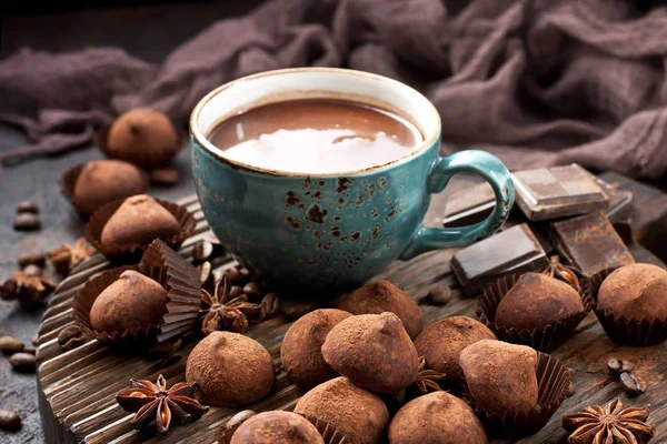 Composición con caramelos de trufas y taza de cacao en tablero de madera — Foto de Stock