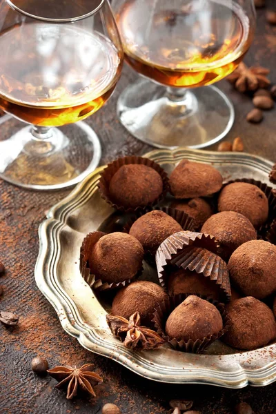 威士忌或利口酒, 可可粉中的松露巧克力糖果 — 图库照片