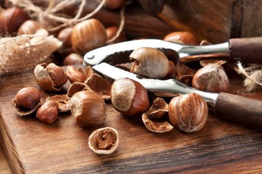 Fındıkkıran ahşap tahta üzerinde ile fındık