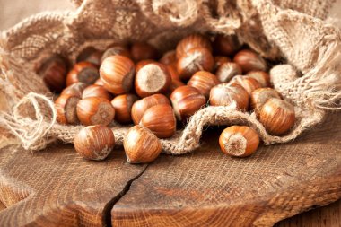 Çuvala ahşap zemin üzerinde fındık