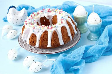 Krem ile geleneksel Paskalya pastası 