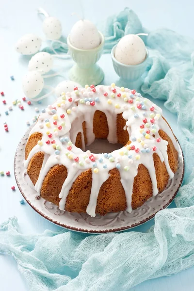 Paskalya pastası ile tatil kompozisyon