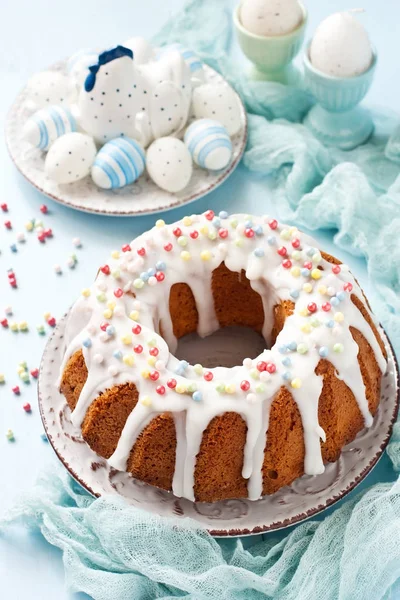Şeker frosting ile Paskalya pastası. Paskalya şenlikli tedavi