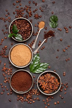 Beton zemin üzerine kavrulmuş kahve çekirdekleri