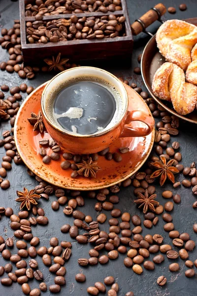 Tasse de café et biscuits savoureux sur fond sombre — Photo