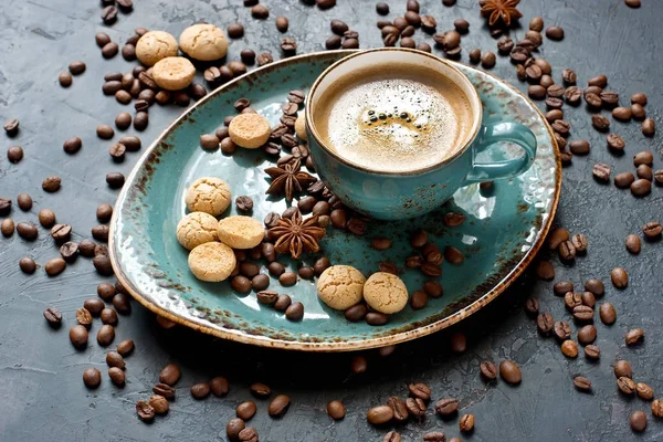 Taza de café con galletas en mesa oscura —  Fotos de Stock