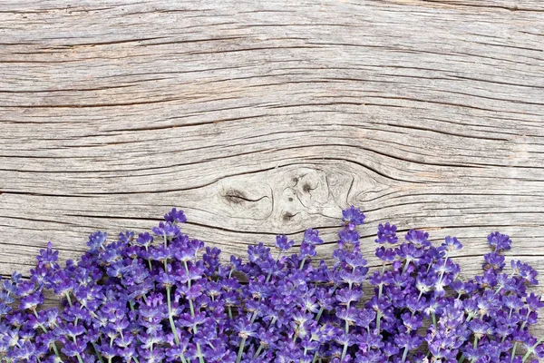 Bukiet kwiatów lawendy na tle rustykalnym, widok z góry — Zdjęcie stockowe