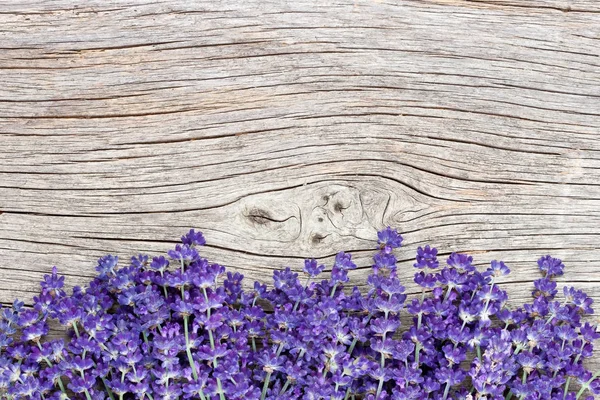 Mazzo di fiori di lavanda su sfondo rustico, vista dall'alto — Foto Stock