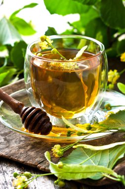 Şeffaf cam ve ıhlamur çiçekli ıhlamur çayı.