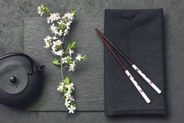 Koyu arka planda kiraz çiçekleri ile Oryantal kompozisyon